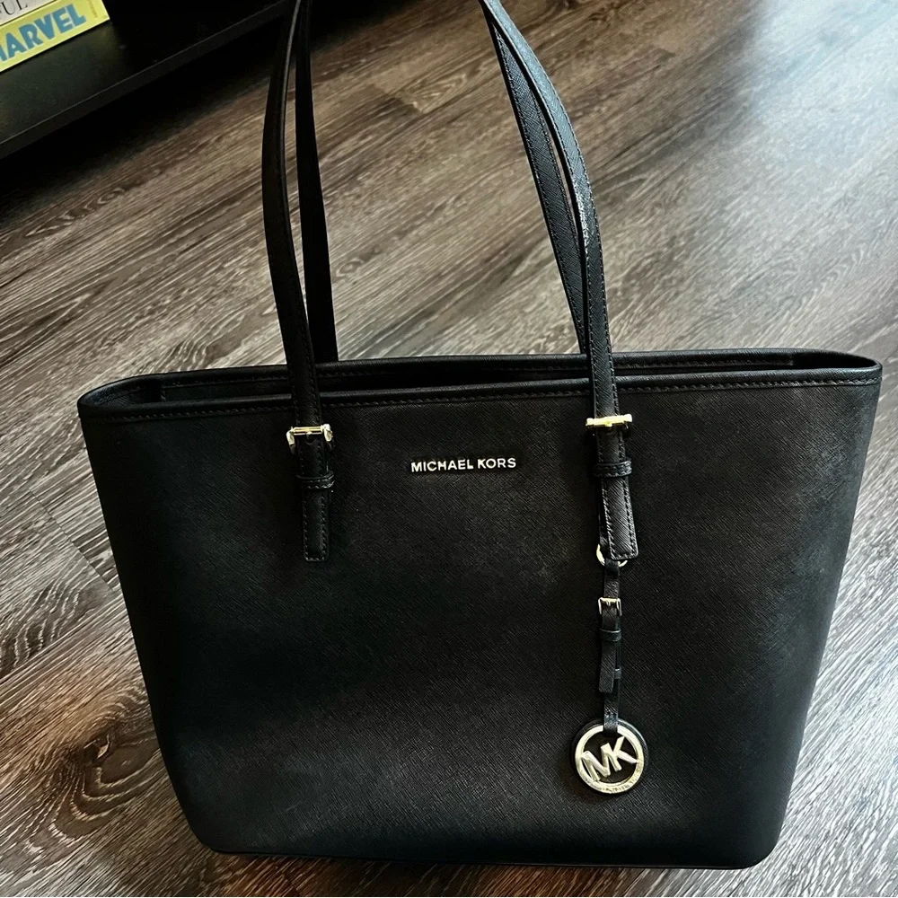 Michael Kors Quinn Large East West Top Zip Tote Bag